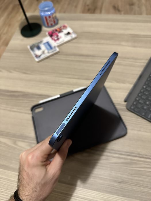 iPad 11 A16 2025  Гаранция до 05.2026 + Logitech Combo Touch + Писалка