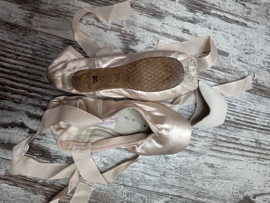 Продам пуанты, балетную обувь, чуни.