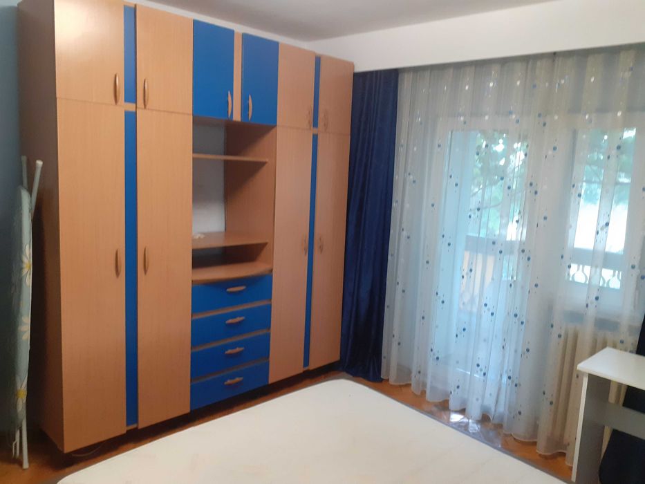Dau in chirie apartament cu 3 camere