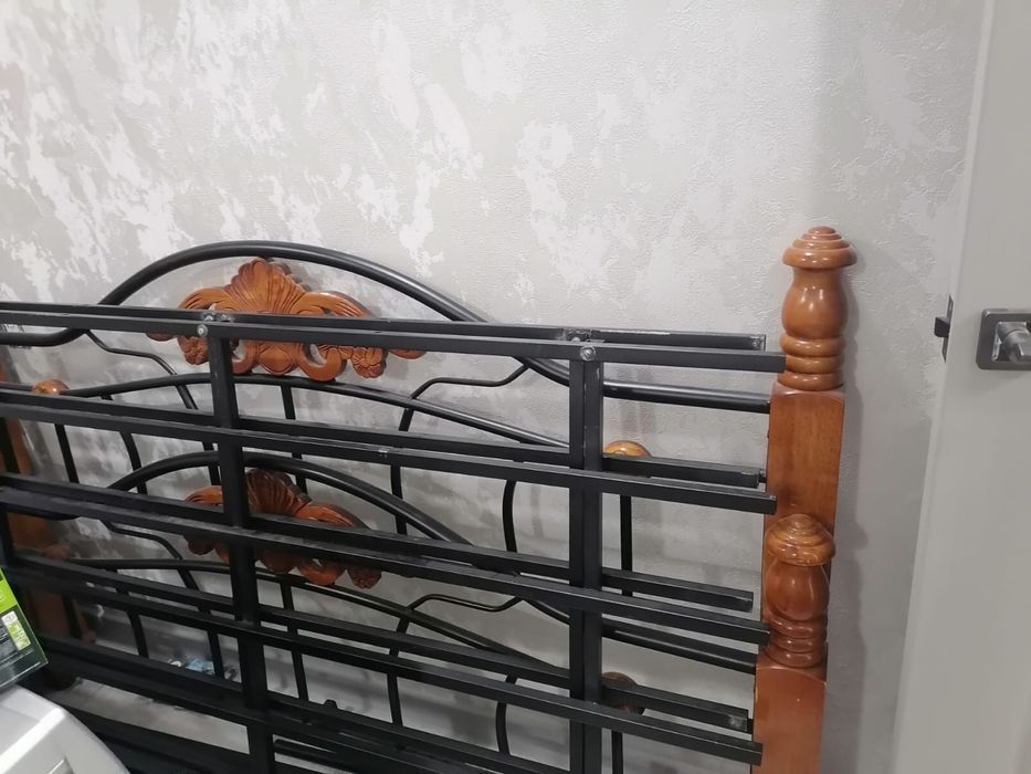 Кровать с матрасом