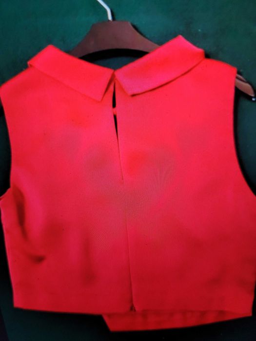 Vand top Coast, rosu intens, ideal pentru Sarbatori