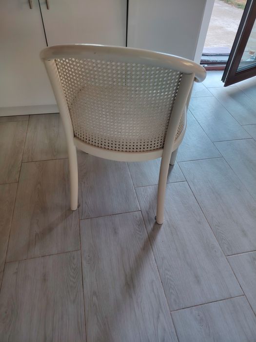 Vând 6 scaune albe. Se pot vinde și individual ori complet cu masa