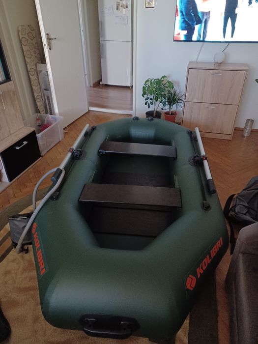 Barca gonflabila fără motor