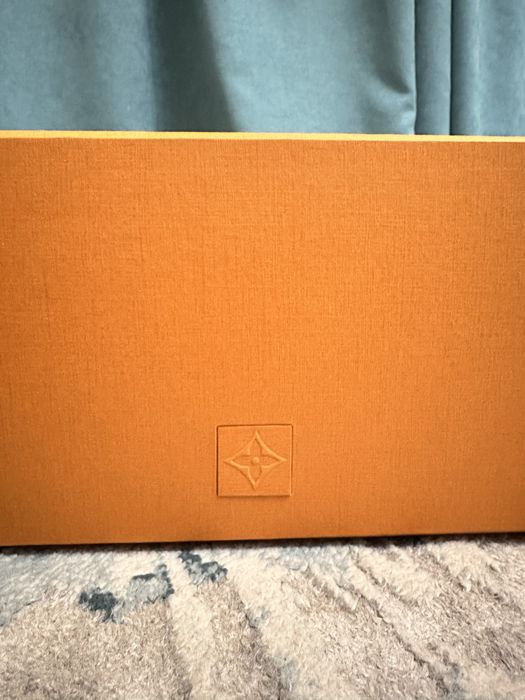 Оригинальная коробка и пекат Louis Vuitton