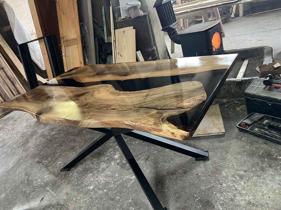 Уникални трапезни маси от орех и епоксидна смола