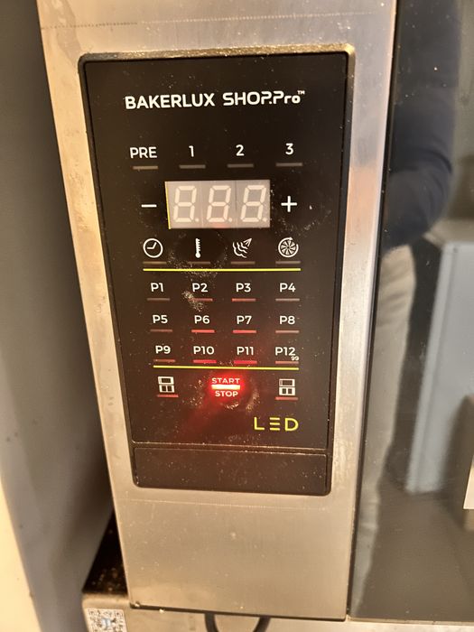 Професионален конвектомат UNOX Bakerlux с вентилационен чадър