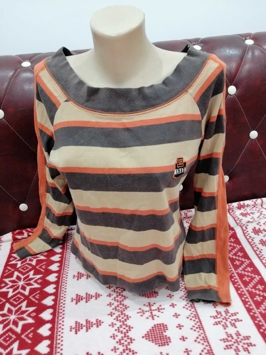 Bluza in dungi cu umerii goi