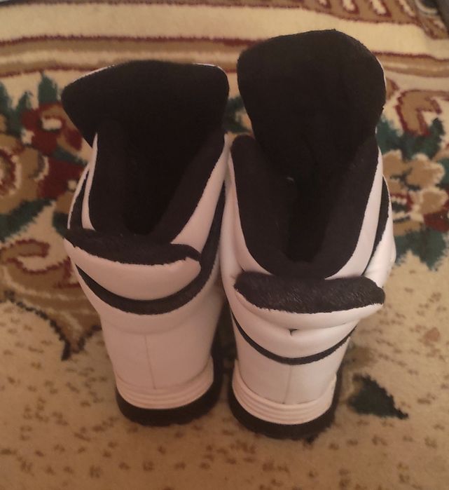 Продам белые сапошки