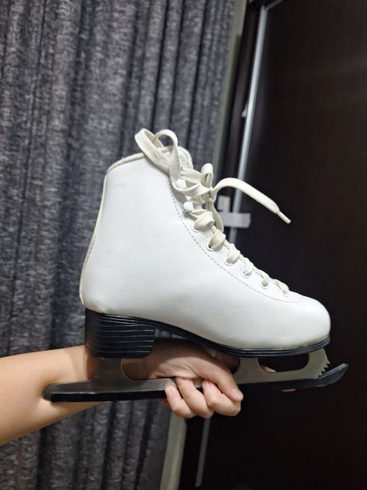 Продам коньки, белые. 35 размер