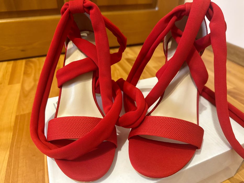 Червени елегантни сандали с удебелен ток