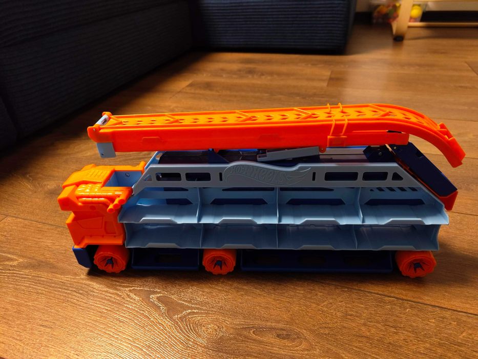 Игрален комплект камион Hot Wheels City - Автовоз и писта