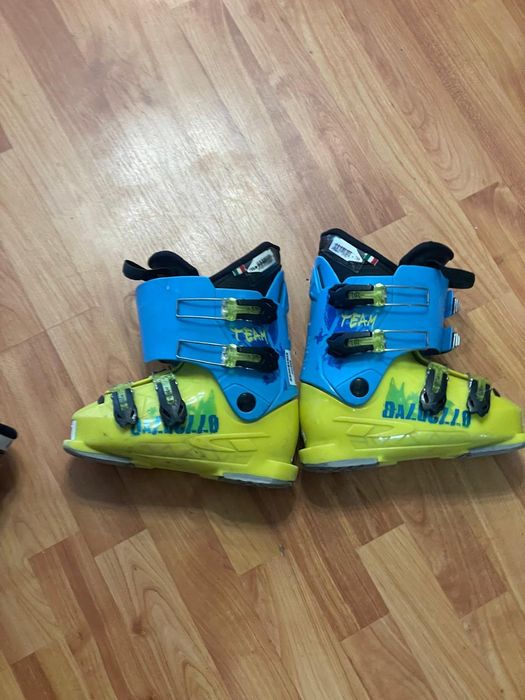 Vând urgent echipamente  de Skiat