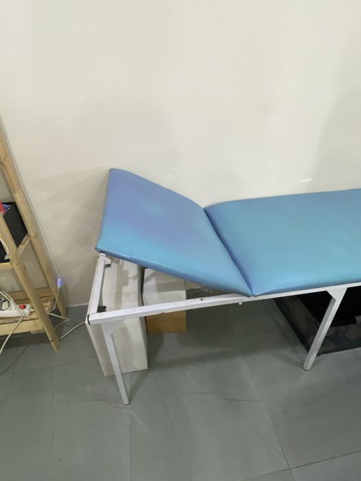 Продам визажный стол и кушетку