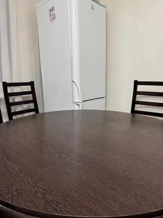 Продам кухонную стол со стульями 6