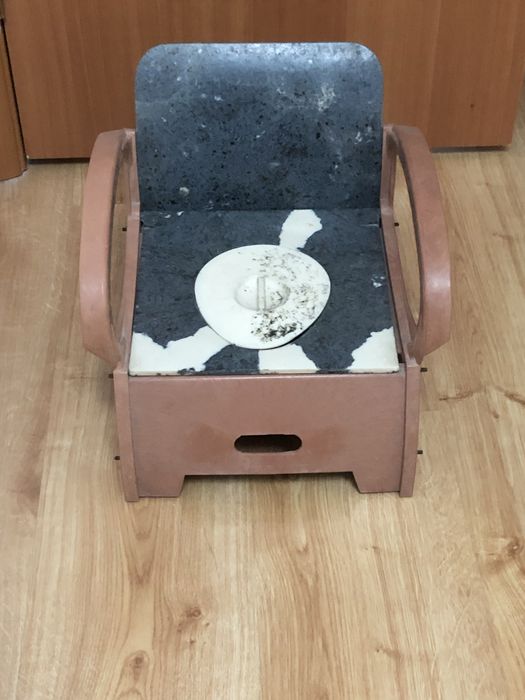 Горшок - стул  для девочки.