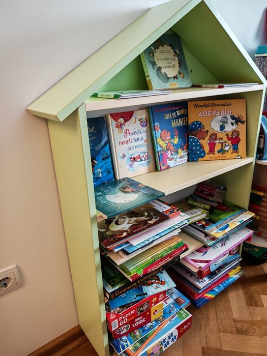 Bibliotecă tip căsuță