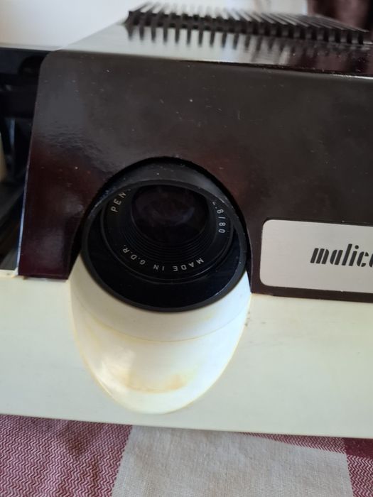 Proiector german anii "80 perfect funcțional, in geanta originala originala după cum se poate observa in fotografii. Este un aparat destul de robust ,