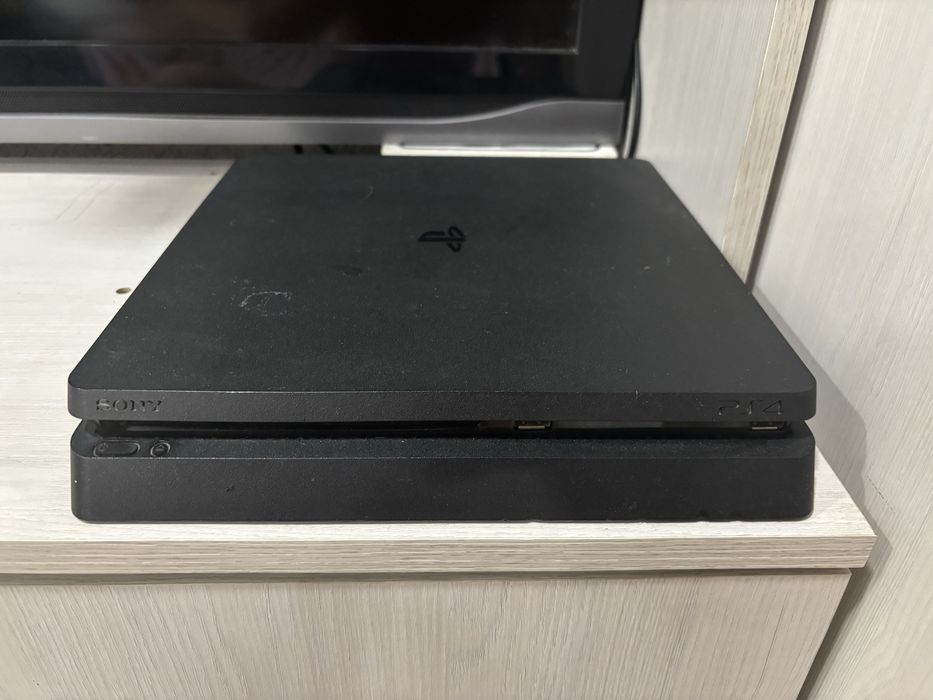 Продам пс4 в хорошем состояние