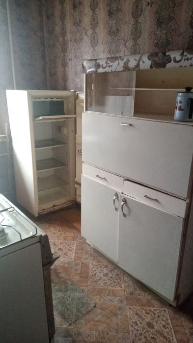 Квартира в древяним доме двух комнат ний  мебель есть кухня .