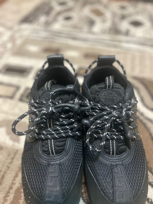 Adidasi Versce chain reaction