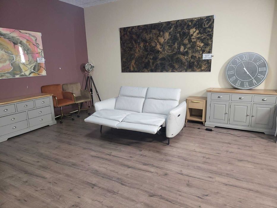 Светло сив кожен диван тройка Natuzzi с електрически релаксиращ механизъм