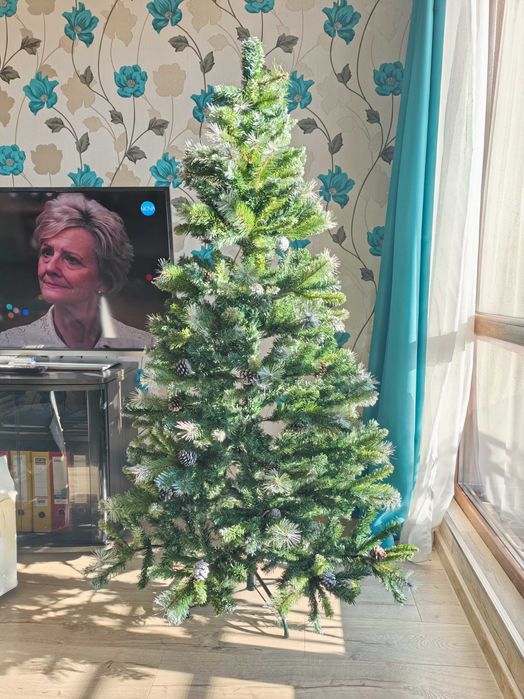 Коледна елха, 180 х 105, С играчки към нея