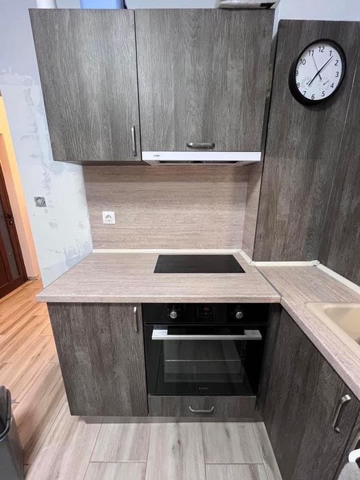 Кухня с горни и долни шкафове