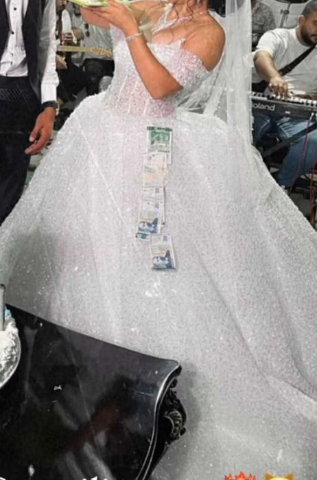 Бяла свадбена рокля