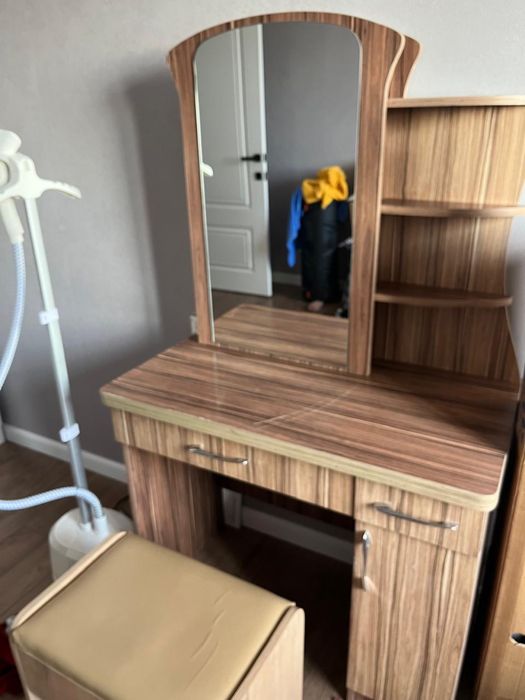 продается кровать и комод с зеркалом