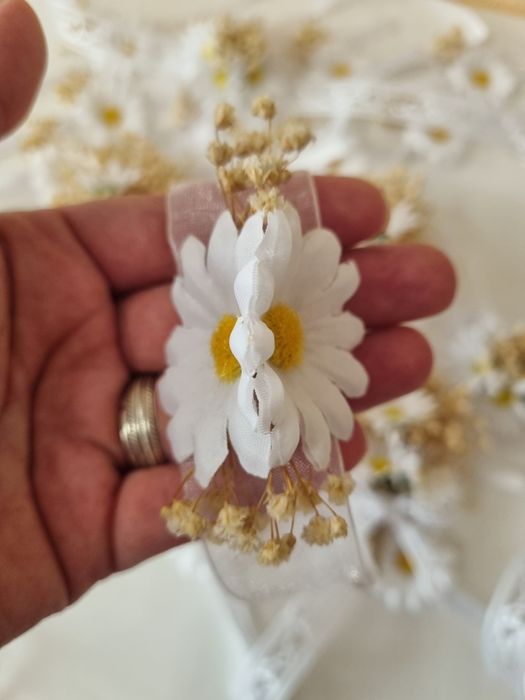 Нежни бутониери за ревер гривни булчински букет сватба