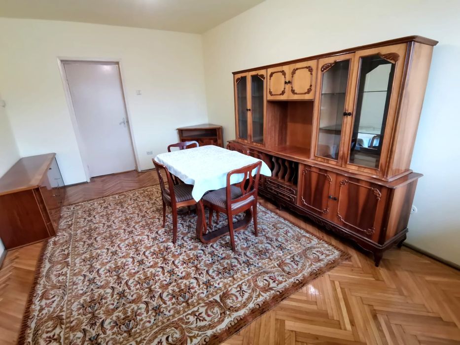 Vand apartament 3 camere situat central!