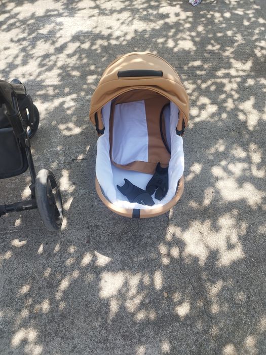 Бебешка кожена количка