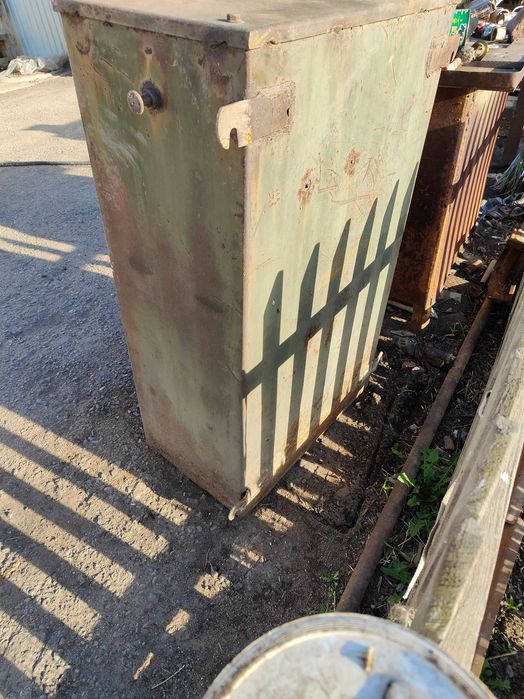 Металлический навесной шкаф