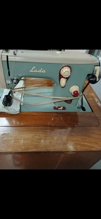 Продам швейную ножную машинку