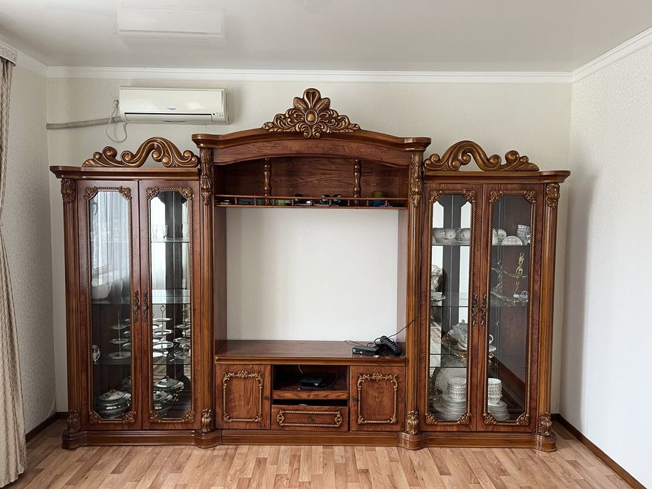 Сервант. В отличном состоянии.