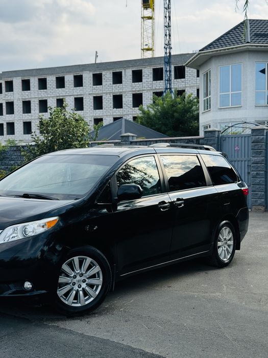 Тайота Сиенна 2017 года