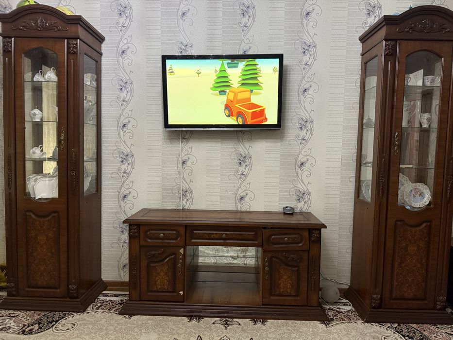 Продаются 2 витрины и тумба под телевизор. !