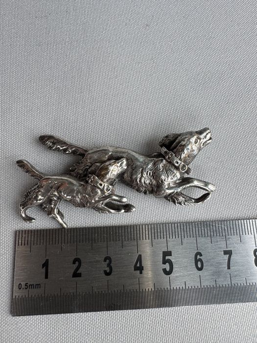 Brosa din metal comun placata cu argint