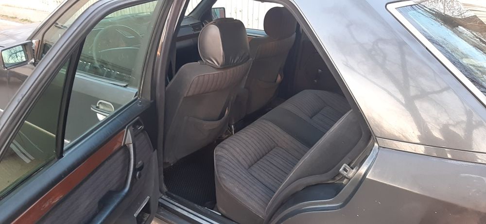 Машина Мерседес 124