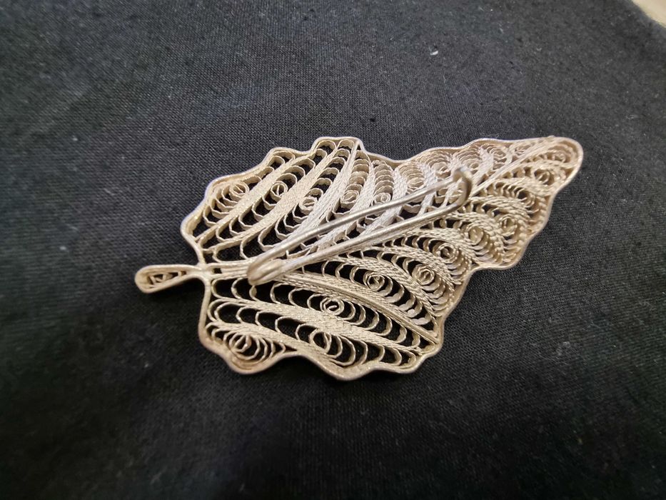 Сребърна брошка филигран