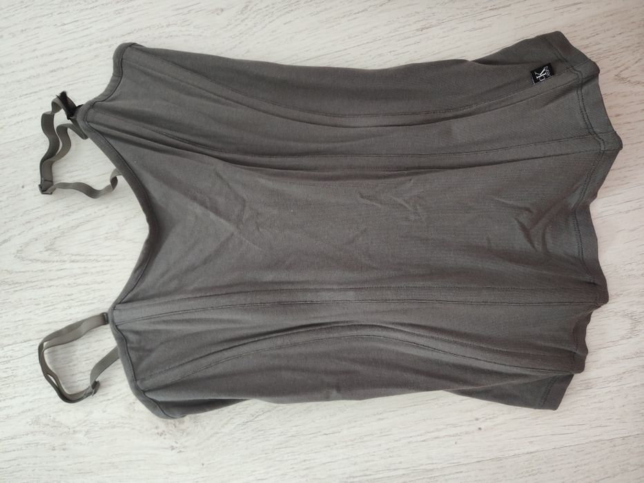 Noul corset cu armătură al lui Calvin Klein, mărimea M
