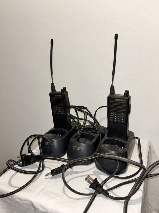 Stație emisie-recepție Kenwood TK-353 + încărcător Kenwood KSC-14