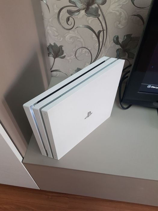 PS4 pro белого цвета 1 TB