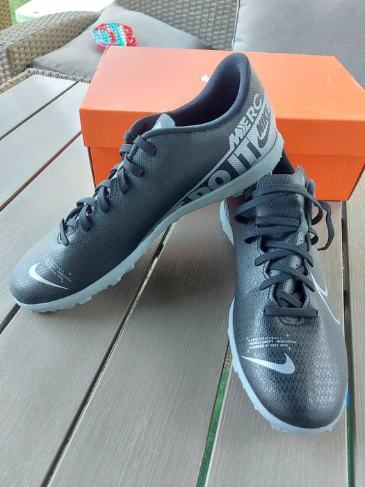 Футболни обувки Nike, Adidas и Puma