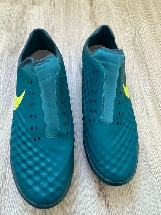 Продаю сороконожки Nike