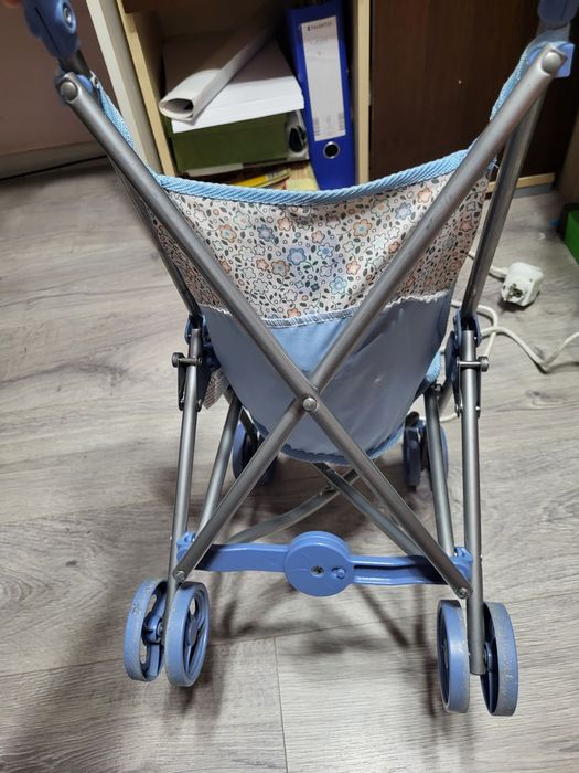 Bebe cu carucior