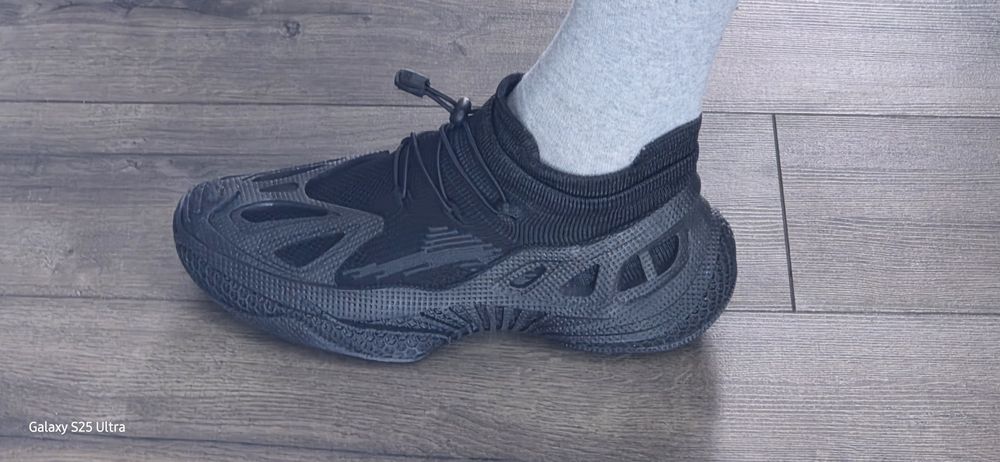 Продам спортивную обувь