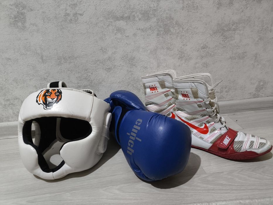 Продам боксерские перчатки, шлем, боксерки