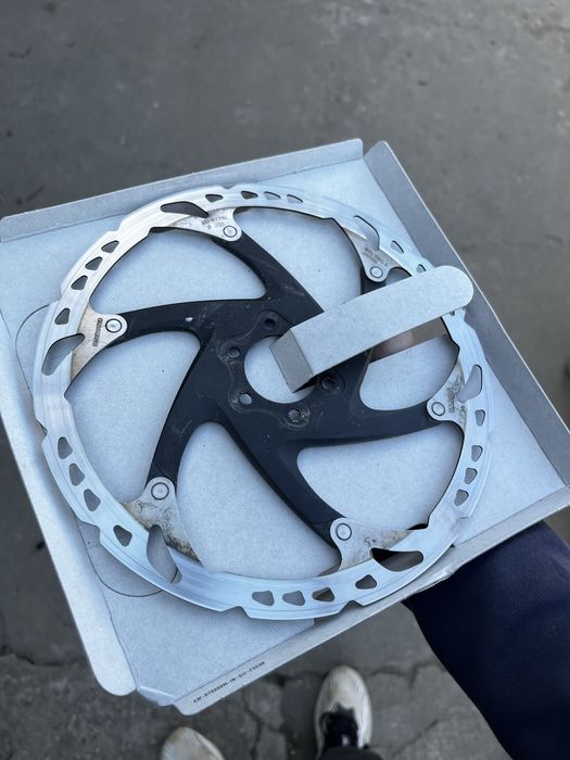 Disc shimano rt76L   203mm
