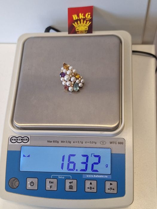 Medalion cu diamante naturale din aur de 18K Amanet BKG